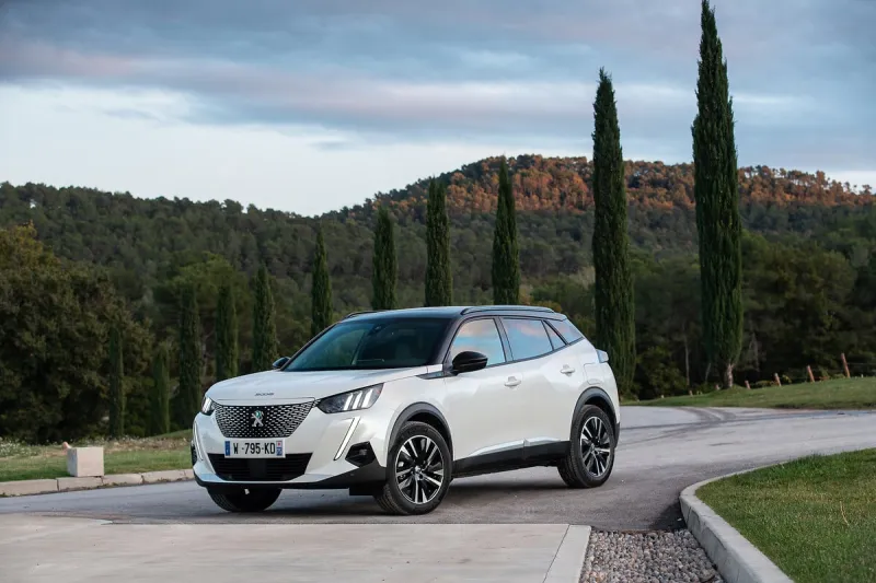 Mehr Reichweite durch neue Entwicklungen: PEUGEOT e-208* & PEUGEOT e-2008*  | Peugeot | Stellantis Media