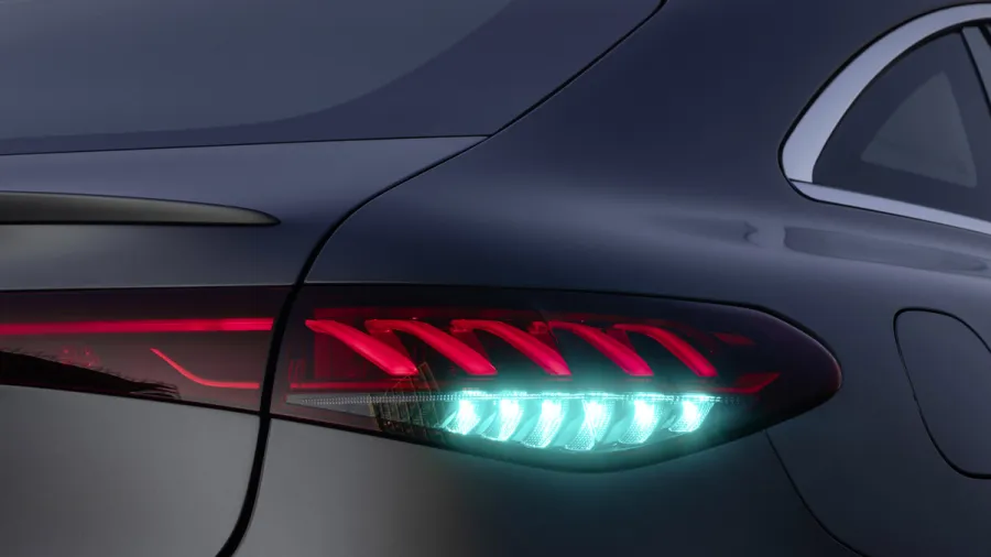 Autonomes Fahren: Was bedeutet das türkise Licht am Mercedes?