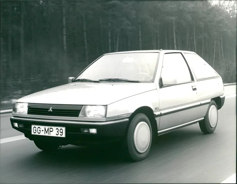 Amazon.de: Mitsubishi Colt 1984 - Vintage Press Foto