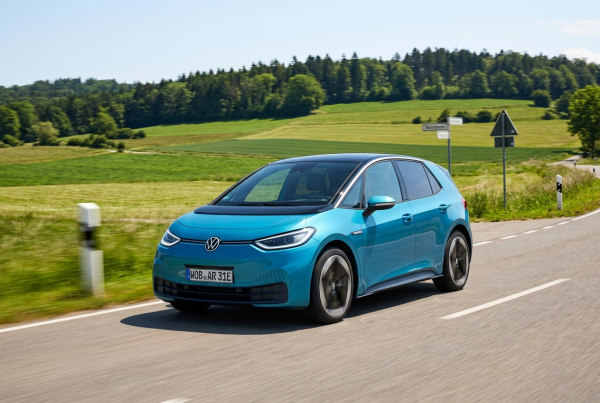 Schock für Elon Musk: Dieser kompakte Deutsche deklassiert Tesla auf der Überholspur!