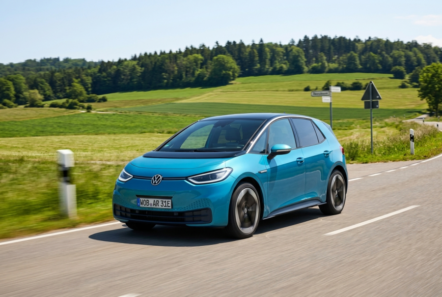 Schock für Elon Musk: Dieser kompakte Deutsche deklassiert Tesla auf der Überholspur!