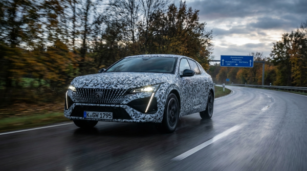 Neues Gesicht für den Crossover-Star: Peugeot 408 Facelift (2026) zeigt Krallen