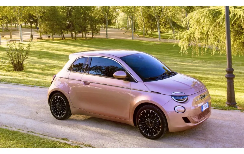 Fiat 500 Elektro 2023 meistverkauftes Auto mit reinelektrischem Antrieb  seines Segments in Europa | Fiat | Stellantis Media