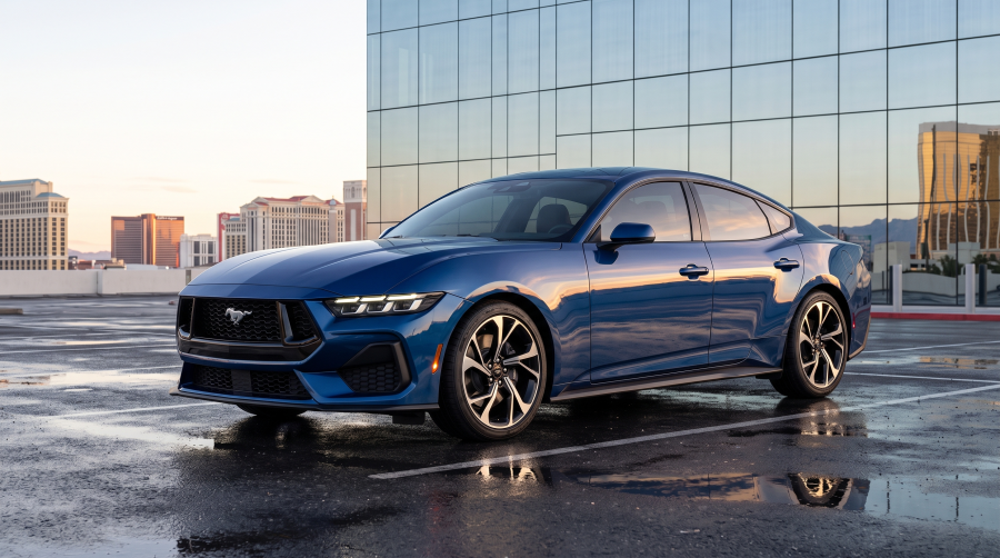 Ford Mustang Mach 4: Viertürige Sport-Limousine mit Hybrid-V8 vorab enthüllt