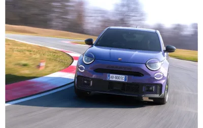 Der neue Abarth 600e: Auf der Rennstrecke getestet, bereit für die Strasse  | Abarth | Stellantis Media
